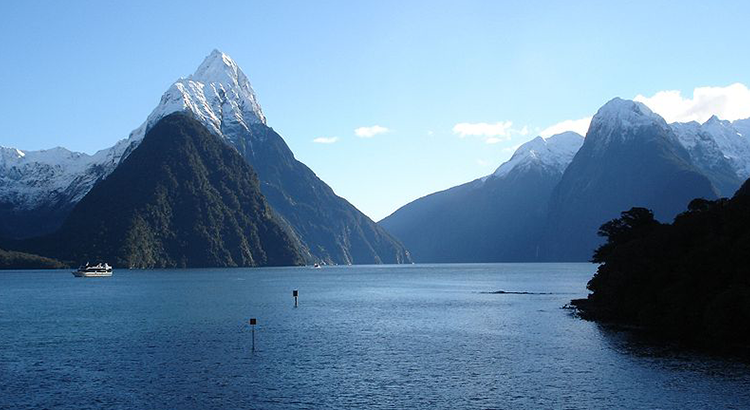 Lago com montanha ao fundo em Milford Sound: Nova Zelândia de moto
