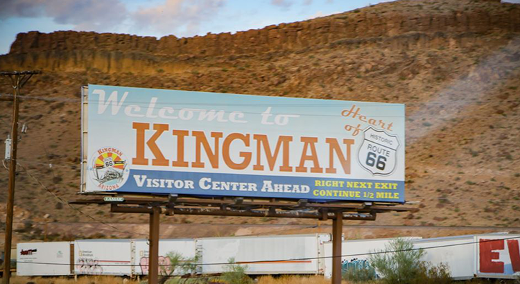 Placa de "bem-vindo a Kingman"